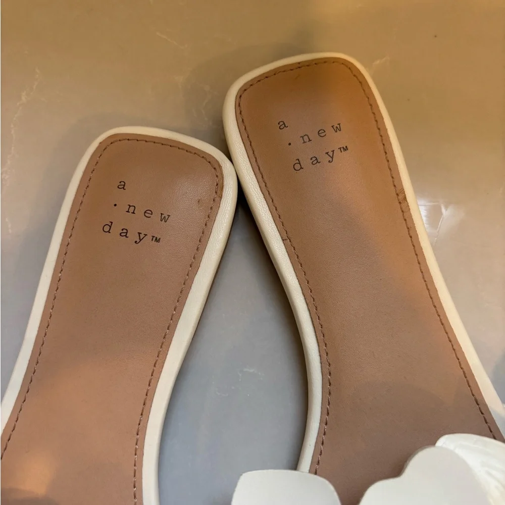 🌼 A New Day Cream Floral Slide Sandals – Size 6.5 - Picture 5 of 7